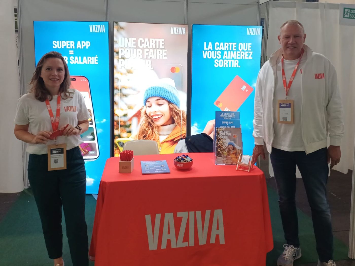 Deux conseillers Vaziva devant les visuels du stand